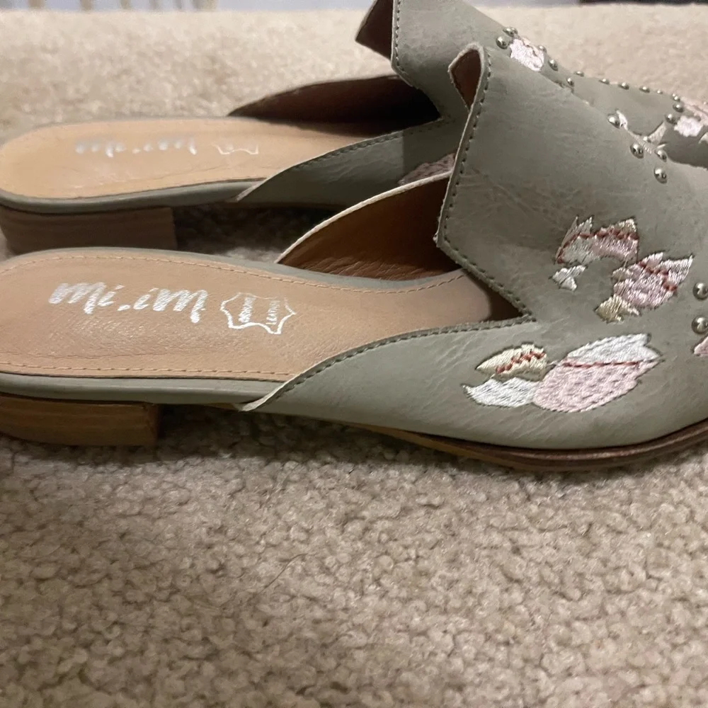 Mi.iM Women's Green Floral Embroidered Flats - Picture 4 of 5